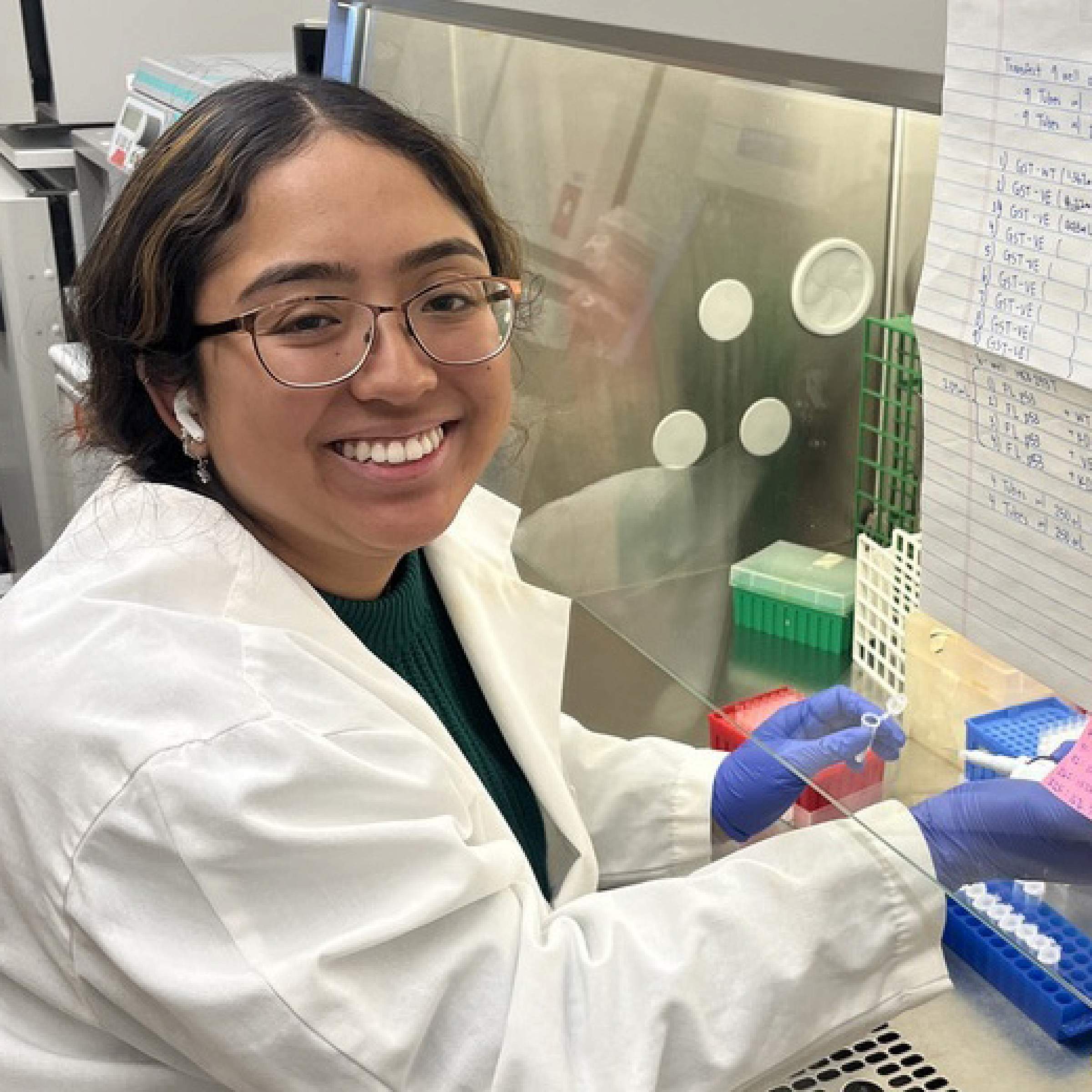 Adamaris Martinez working in the McMahon lab