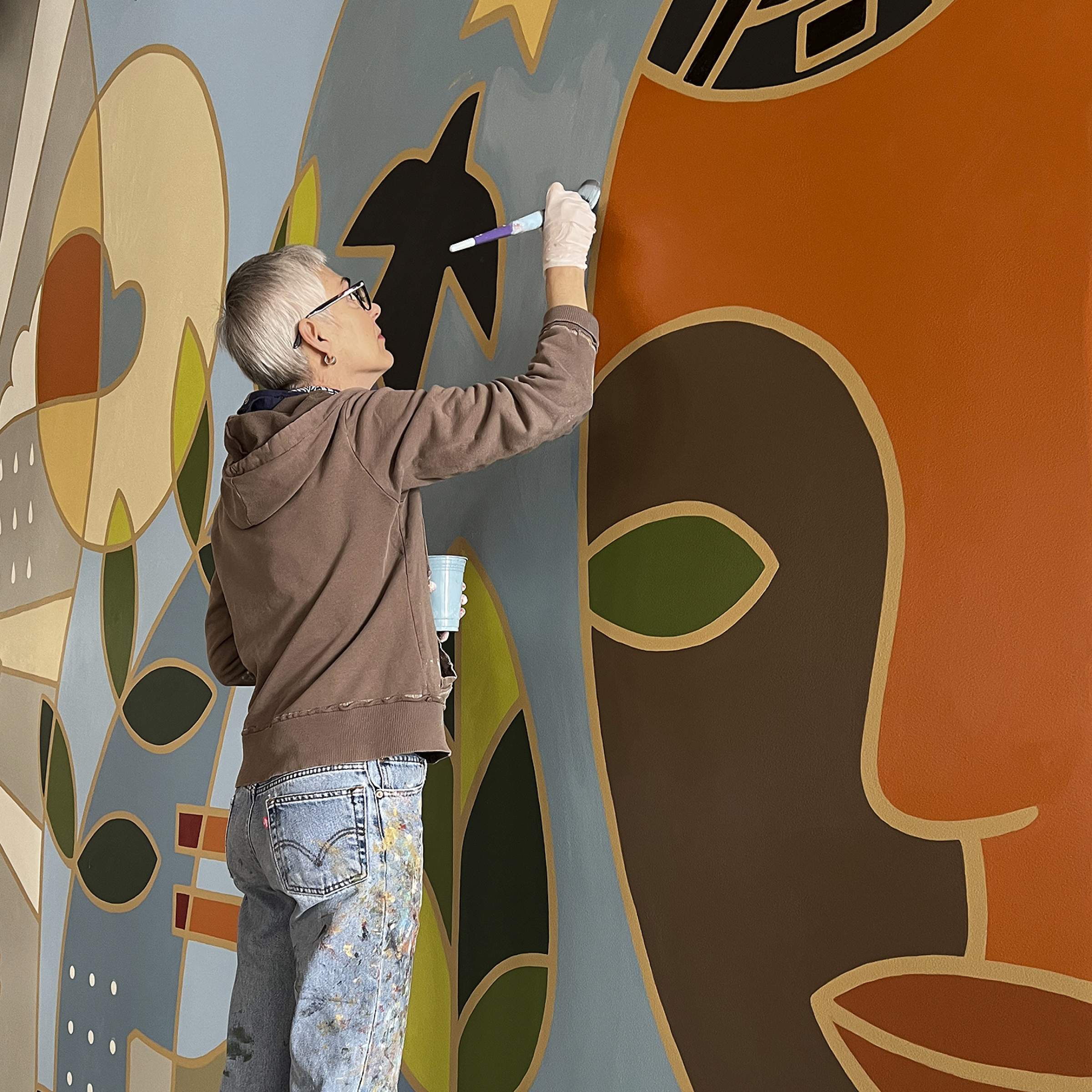 Traci O’Very Covey paints a mural