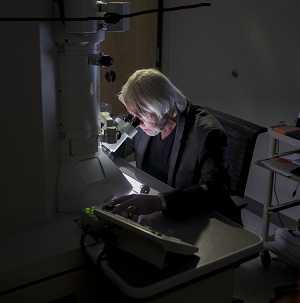 marc_at_electron_microscope