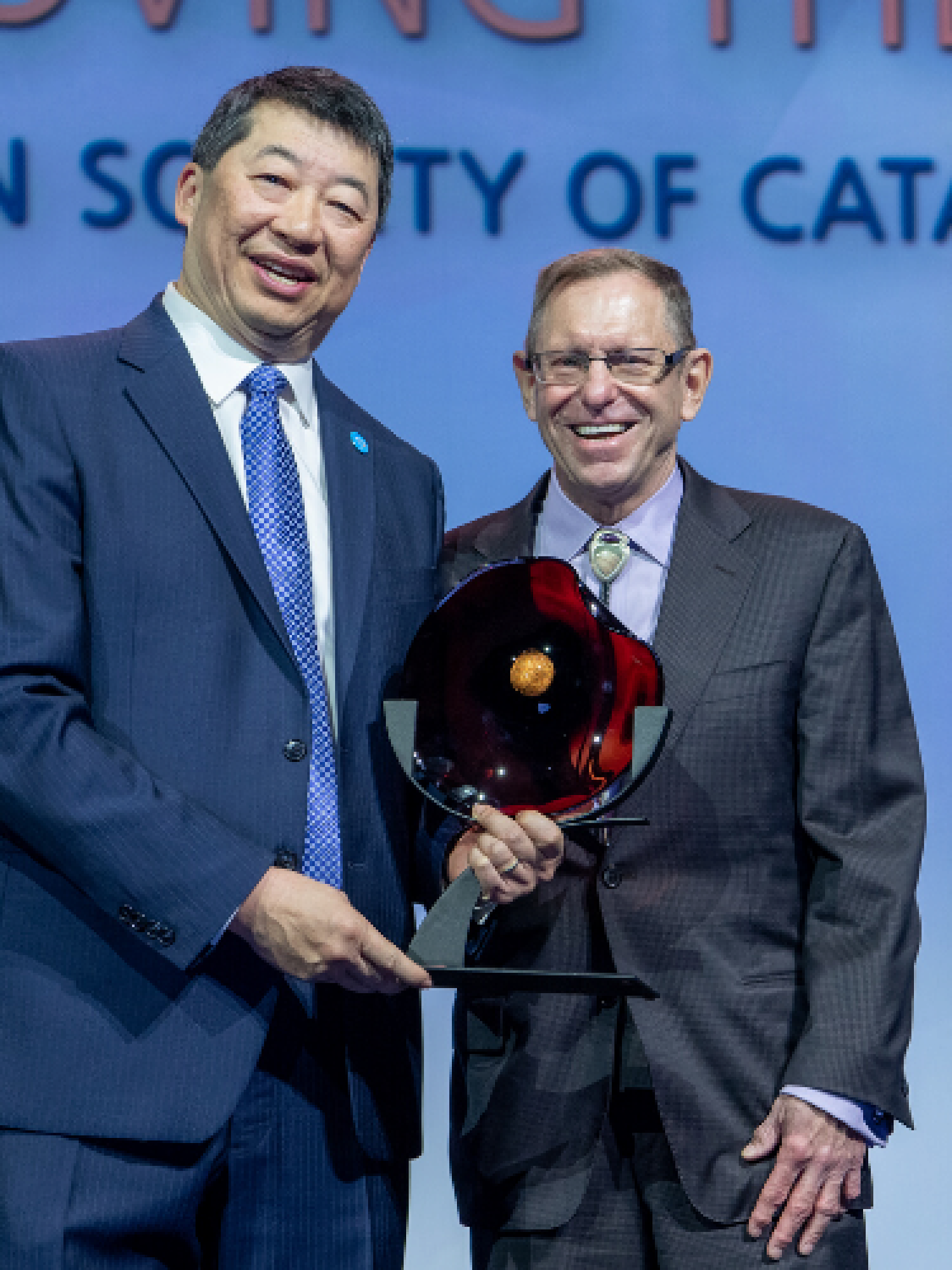David Chang, MD, left, and Alan S. Crandall, MD, at the ASCRS Foundation Chang Humanitarian Award ceremony.