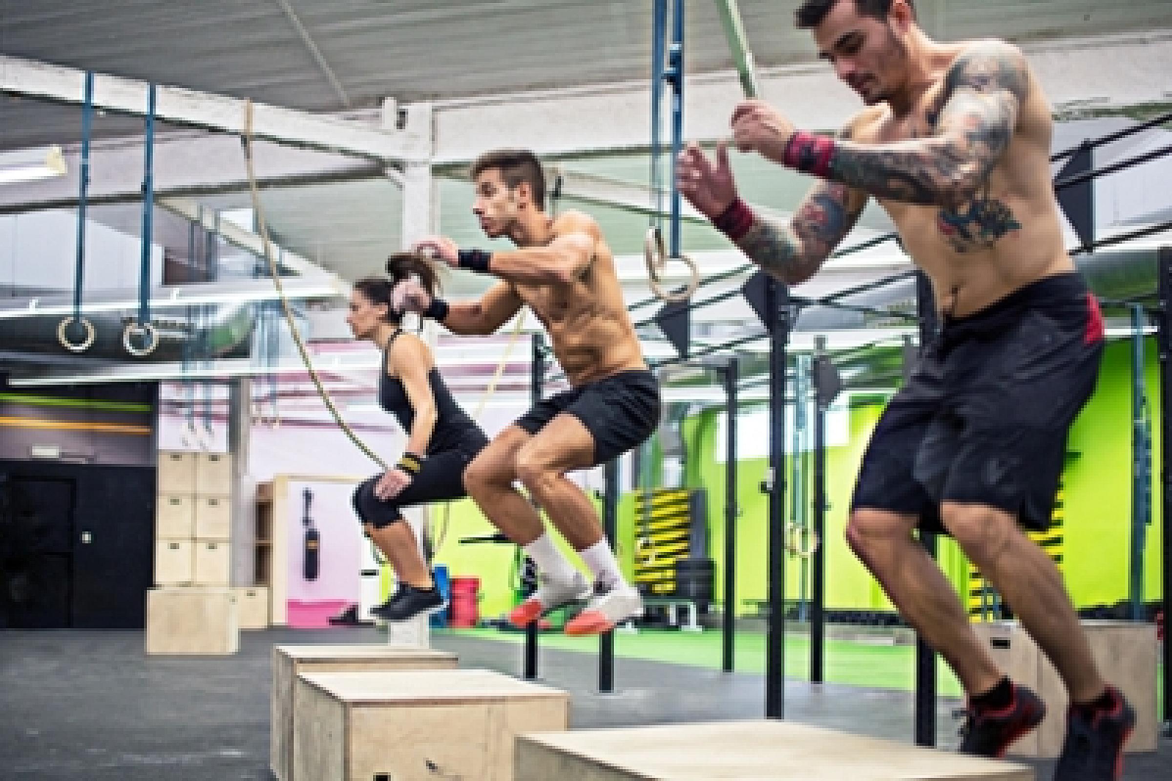 People doing crossfit