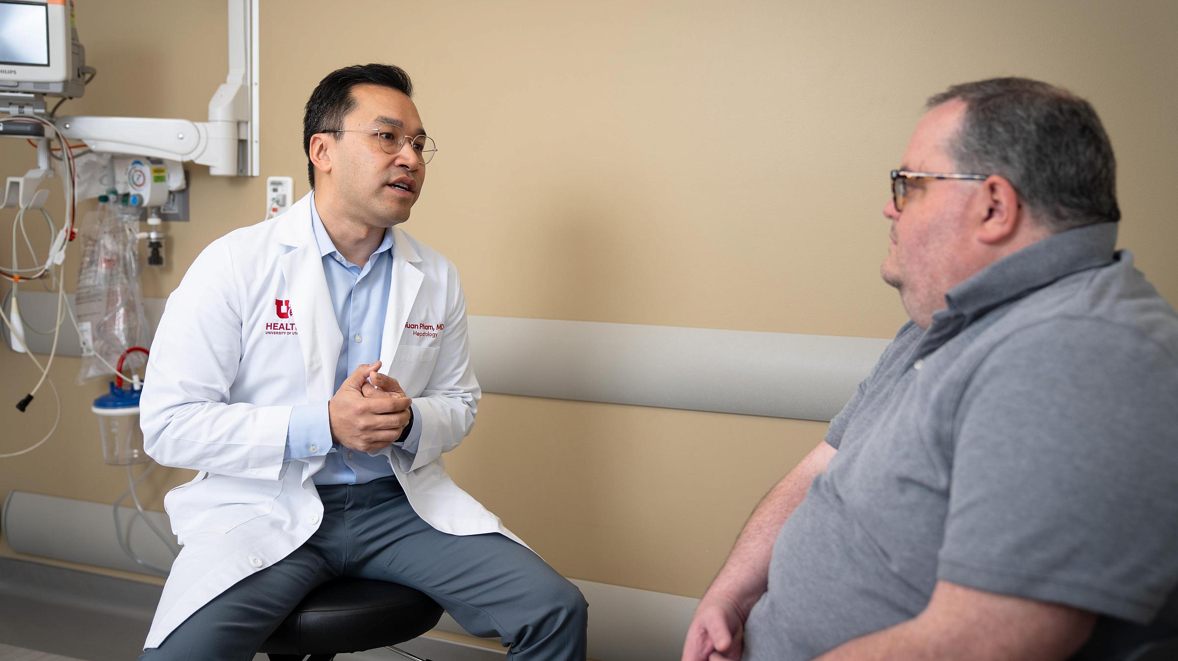 Doctor talks with a patient in the clinic