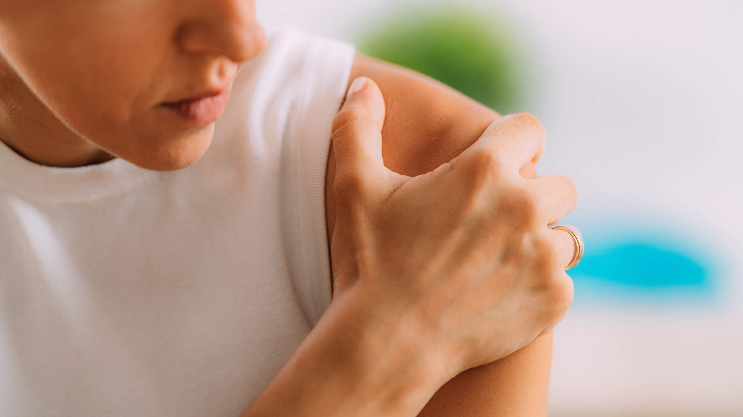 woman with shoulder pain