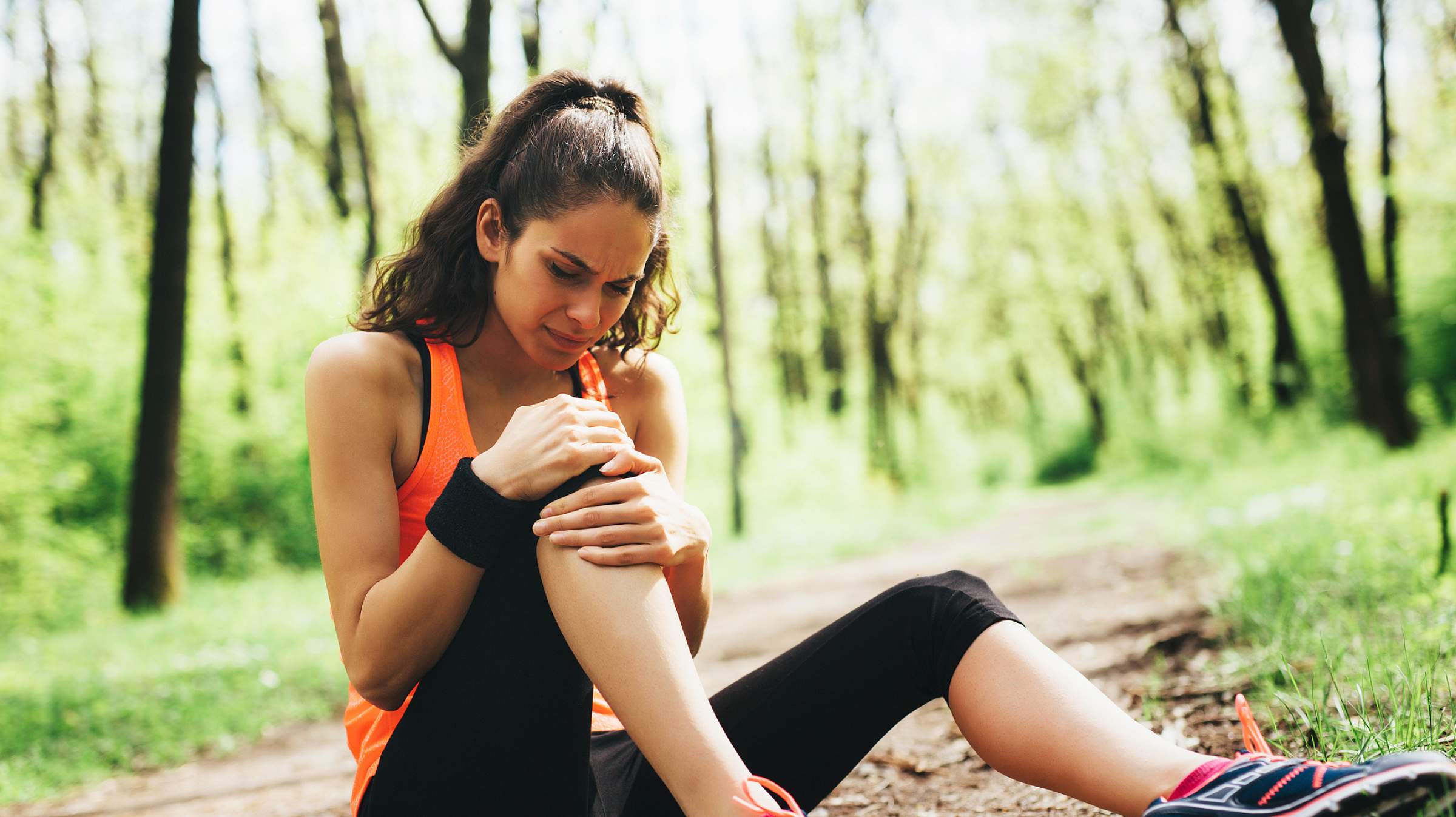 women in the outdoors with knee pain